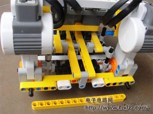 能巡线的NXT机器爬虫