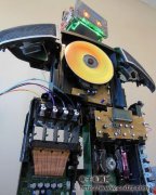 报废的收音机摇身变成机器人,DI