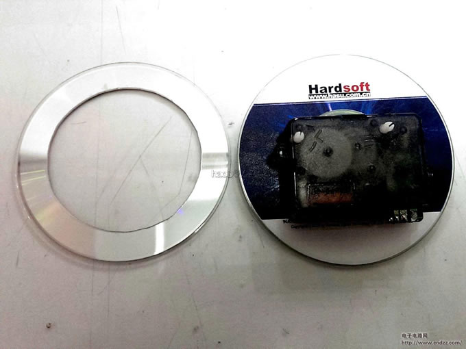 废旧光盘打造个性小闹钟