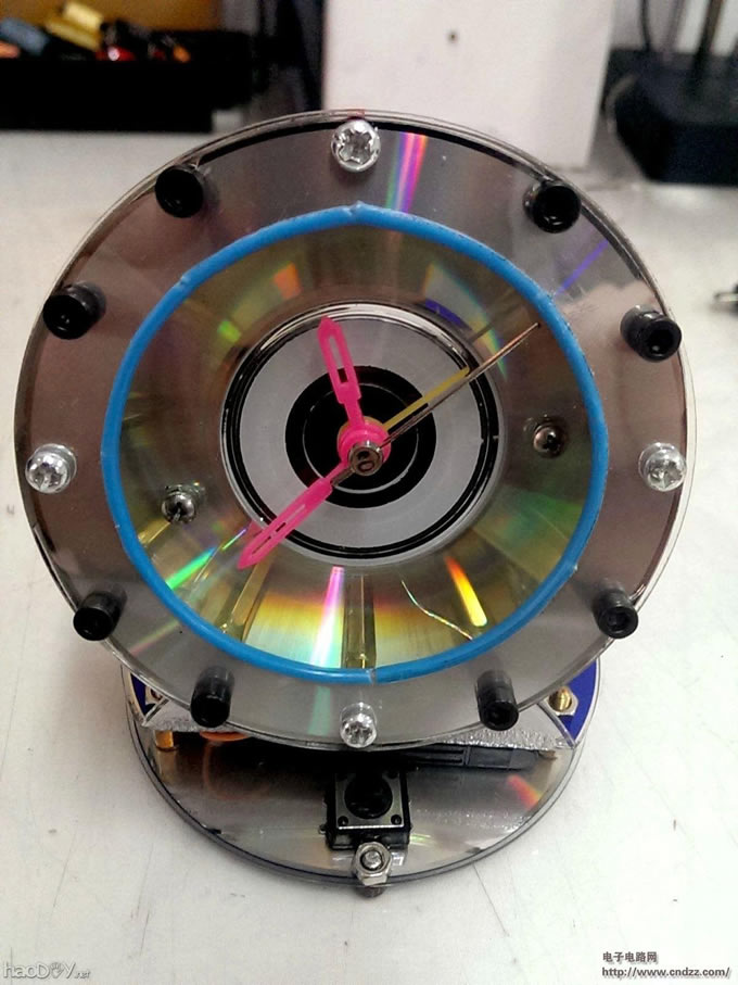 废旧光盘打造个性小闹钟