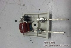 亮瞎眼!理工科妹子把润唇膏巧变光控小夜灯