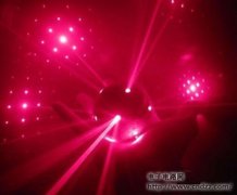 网球变身镭射的士高镜球(视频)